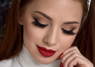 Classic Red Glossy Lips + Soft Smokey Winged Eyeliner e Makeup Tutorial