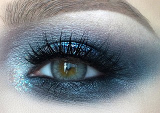 Dramatic Blue Smokey Eyes a Full Face Makeup Tutorial